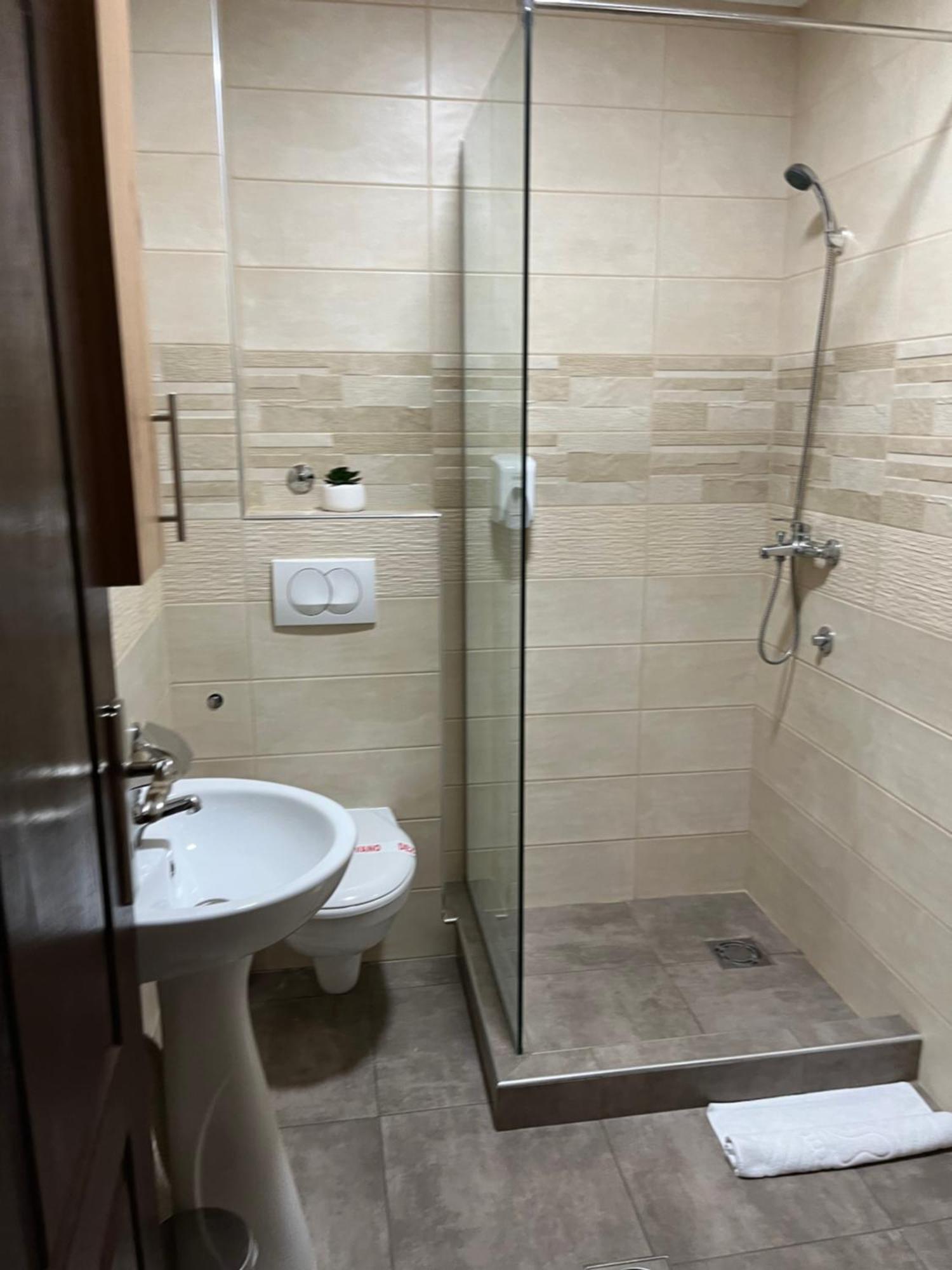 Airport Sky Apartments Lux Beograd Eksteriør billede